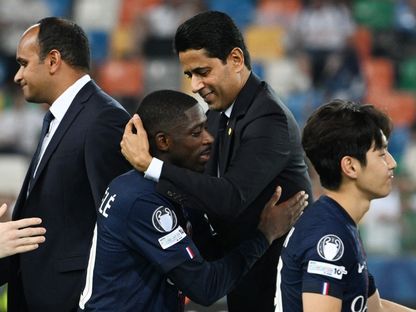 ناصر الخليفي رئيس باريس سان جيرمان وعثمان ديمبيلي خلال مراسم التتويج بكأس السوبر الأوروبية - 14 أغسطس 2025 - Reuters