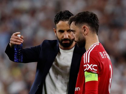 روبن أموريم مدرب مانشستر يونايتد مع برونو فرنانديز بعد مباراة توتنهام في نهائي الدوري الأوروبي - 21 مايو 2025 - Reuters