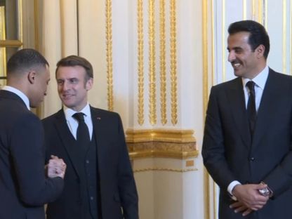 أمير قطر تميم بن حمد أل ثاني ورئيس فرنسا إيمانويل ماكرون في استقبال مبابي بقصر الإليزيه - RMC