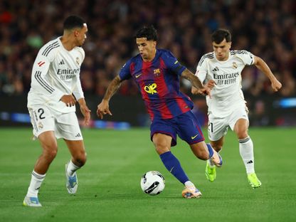 البرتغالي جواو كانسيلو (برشلونة) في صراع على الكرة براهيم دياز (ريال مدريد) في كلاسيكو الدوري الإسباني - 10 مايو 2026 - Reuters