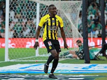 لاعب الاتحاد موسى ديابي يحتفل بالتسجيل ضد الأهلي في الدوري السعودي - 5 أبريل 2025 - Reuters