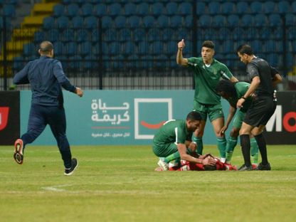 لاعبون من الاتحاد السكندري يلتفون حول أحمد رفعت لاعب مودرن فيوتشر بعد سقوطه ونقله بسيارة إسعاف إلى مستشفى في مدينة الإسكندرية - 11 مارس 2024 - AWP