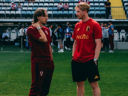 كيفن دي بروين يتحدث مع لوكا مودريتش قبل مباراة بلجيكا وكرواتيا الودية - 2 يونيو 2026 - X/@BelRedDevils