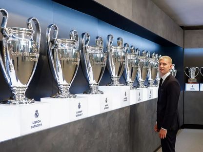 فرانكو ماستانتونو أمام كؤوس دوري أبطال أوروبا خلال تقديمه مع ريال مدريد - 14 أغسطس 2025 - realmadrid.com