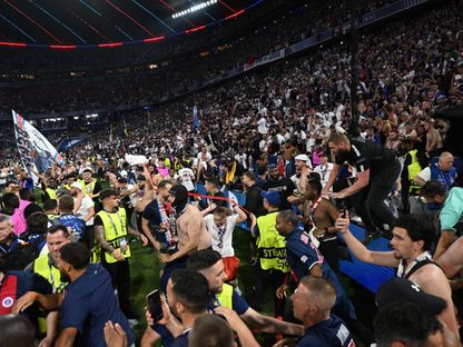 يويفا يعاقب سان جيرمان لسوء سلوك جماهيره بنهائي دوري الأبطال