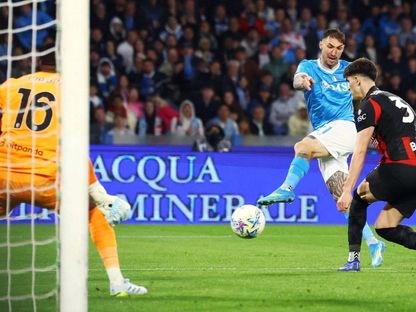 مهاجم نابولي ماتيو بوليتانو يسجل هدف الفوز أمام ميلان في الدوري الإيطالي - 6 أبريل 2026 - Reuters