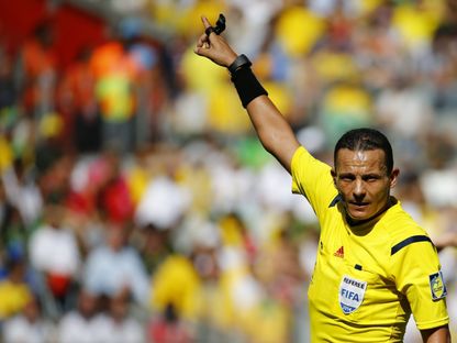 الحكم جمال الحيمودي في مباراة إنجلترا وكوستاريكا بكأس العالم 2014 - 24 يونيو 2014 - Reuters