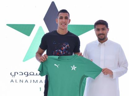 جواد الياميق أثناء مراسم تقديمه كلاعب جديد في نادي النجمة السعودي - Al-Najma SC (Saudi Arabia)/x