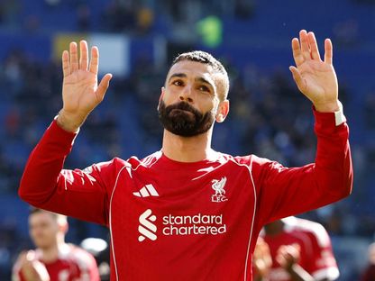 محمد صلاح مهاجم ليفربول يحتفل بالفوز على إيفرتون - 19 أبريل 2026 - Reuters