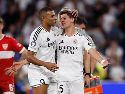 أردا غولر يحتفل مع كيليان مبابي بعد مباراة ريال مدريد وشتوتغارت في دوري أبطال أوروبا - 17 سبتمبر 2024 - Reuters