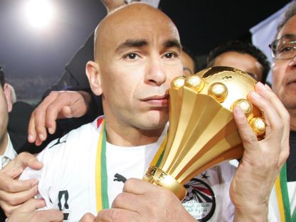 حسام حسن يحمل كأس أمم إفريقيا عقب تتويج مصر في 2006 على حساب كوت ديفوار - 10 فبراير 2006 - Reuters