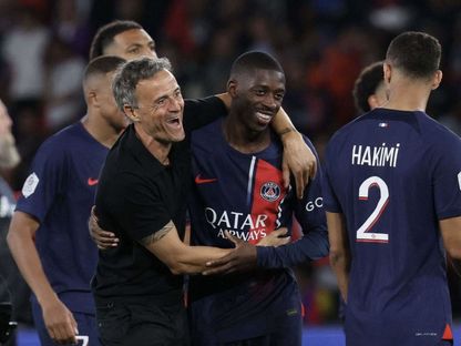 مدرب باريس سان جيرمان لويس إنريكي يعانق عثمان ديمبيلي - Reuters