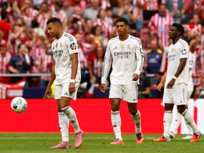 لاعبا ريال مدريد كيليان مبابي وجود بيلينجهام بعد تسجيل خوليان ألفاريز في مرمى فريقهم خلال مباراة الديربي أمام أتلتيكو مدريد في الدوري الإسباني - 27 سبتمبر 2025 - ٌReuters