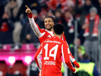 مايكل أوليس لاعب بايرن ميونيخ يحتفل بهدفه أمام فولفسبورغ في الدوري الألماني - 11 يناير 2026 - Reuters