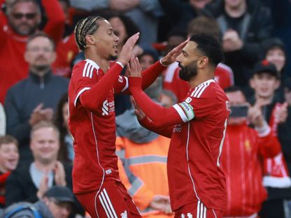 محمد صلاح يحتفل بهدفه ضد أتلتيك بيلباو رفقة هوغو إيكيتيكي - 4 أغسطس 2025 - Reuters