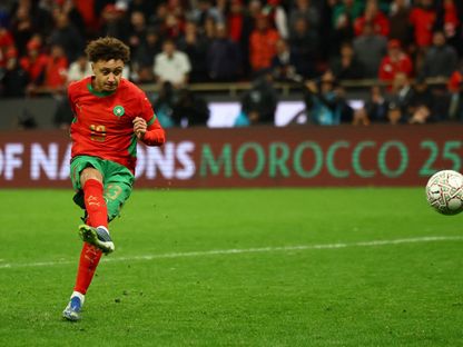 لاعب المغرب إلياس بن صغير يسجل ركلة جزاء بنصف نهائي كأس أمم إفريقيا ضد نيجيريا - 14 يناير 2026 - Reuters