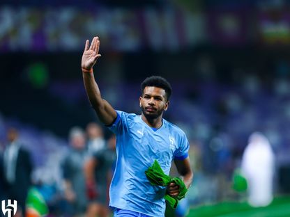 علي البليهي لاعب الهلال يقوم بعملية الإحماء قبل مواجهة العين - 17 أبريل 2024 - X/@Alhilal_FC