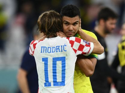 لوكا مودريتش يواسي كاسيميرو عقب فوز كرواتيا على البرازيل بركلات الترجيح في ربع نهائي كأس العالم 2022 بقطر - 9 ديسمبر 2022 - Reuters