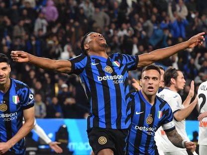 دينزل دومفريس لاعب إنتر ميلان يحتفل بهدفه الأول في مرمى أتالانتا - 2 يناير 2025 - Reuters