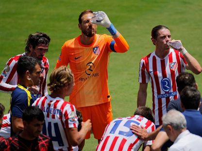 يان أوبلاك حارس أتلتيكو مدريد وزميلاه رودريغو دي بول وكونور غالاغر خلال استراحة أثناء مواجهة بوتافوغو في مونديال الأندية - 23 يونيو 2025 - Reuters