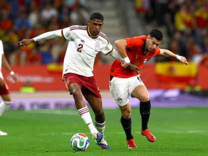 صراع على الكرة بين إمام عاشور وكريستيان موسكيرا خلال مباراة إسبانيا ومصر الودية - 31 مارس 2026 - REUTERS