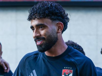 مروان عطية لاعب الأهلي عند وصوله لملعب كامب نو لمواجهة برشلونة - 19 أغسطس 2026 - X/@AlAhly