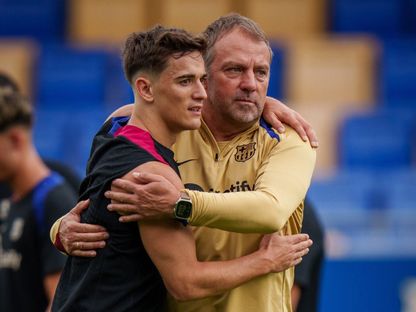 غافي مع هانزي فليك خلال تدريب لبرشلونة - 20 أكتوبر 2024 - X/@FabrizioRomano