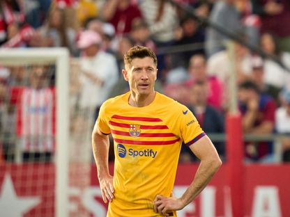 روبرت ليفاندوفسكي محبطاً خلال مباراة بين برشلونة وجيرونا - 4 مايو 2024 - AFP