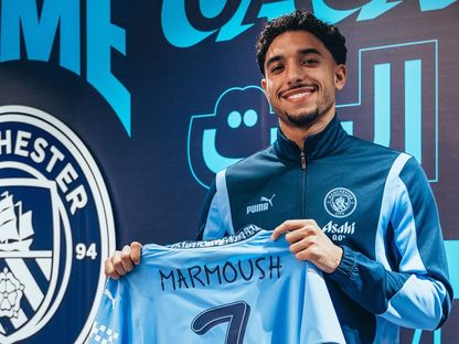 عمر مرموش لاعب مانشستر سيتي يحمل قميص النادي مباشرة بعد انضمامه رسميا/ 23 يناير 2025 - X/ MANCHESTER CITY