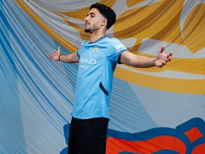 عمر مرموش خلال جلسة تصويره لاعبا جديداً في صفوف مانشستر سيتي - 23 يناير 2025 - X/@OmarMarmoush