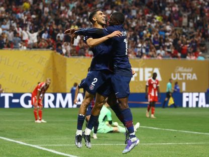 أشرف حكيمي وعثمان ديمبيلي يحتفلان بهدف باريس سان جيرمان الثاني في مرمى بايرن ميونيخ بربع نهائي كأس العالم للأندية - 5 يوليو 2025 - Reuters