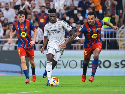 فينيسيوس جونيور يراوغ جول كوندي قبل تسجيل هدف في نهائي السوبر الإسباني بين ريال مدريد وبرشلونة - 10 يناير 2026 - Reuters