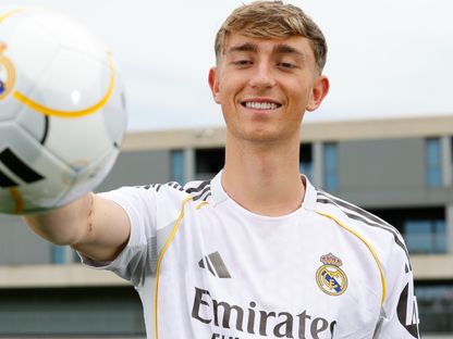 دين هويسن مدافع ريال مدريد الجديد بعد تقديمه بالنادي - 10 يونيو 2025 - x@DHuijsen