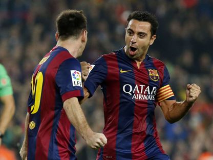 تشافي هيرنانديز يحتفل مع ليونيل ميسي بعد تسجيل الأخير هدفاً في مرمى إشبيلية - REUTERS