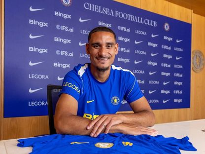 ماكسينس لاكروا أثناء توقيع عقد انضمامه لتشيلسي في الميركاتو الصيفي - 30 يوليو 2026 - chelseafc.com