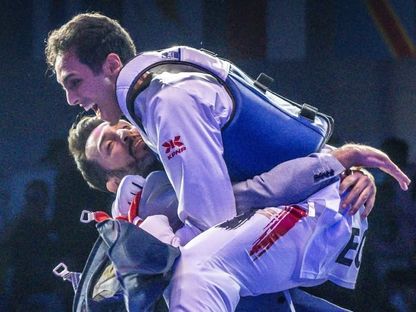 المصري سيف عيسى يحتفل بعد تتويجه بذهبية بطولة العالم للتايكوندو - 26 أكتوبر 2025 - facebook/egytkd