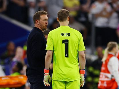 مانويل نوير حارس ألمانيا السابق مع يوليان ناغلسمان مدرب المنتخب خلال مباراة اسكتلندا في افتتاح بطولة أوروبا 2204 - 14 يونيو 2024 - Reuters