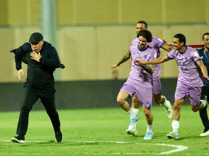 شاهد.. احتفال "جنوني" لبن زكري بعد ضمان الخلود البقاء بدوري روشن السعودي