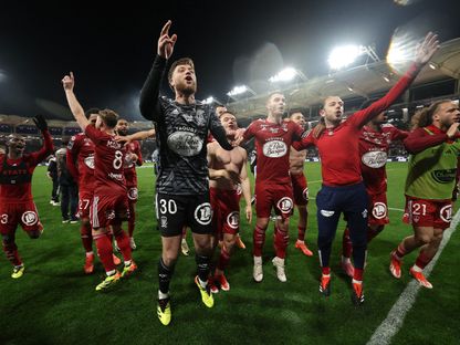 لاعبو بريست يحتفلون بعد فوزهم على تولوز وتأهلهم إلى دوري أبطال أوروبا - 19 مايو 2024 - AFP