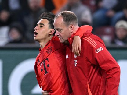 جمال موسيالا نجم بايرن ميونيخ يتعرض لإصابة أمام أوغسبورغ بالدوري الألماني - 4 أبريل 2025 - Reuters