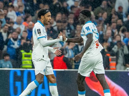 روبينيو فاز يحتفل بهدفه مع بيير إيميريك أوباميانغ في مباراة مارسيليا وأونجيه بالدوري الفرنسي - 29 أكتوبر 2025 - X/OM_Officiel