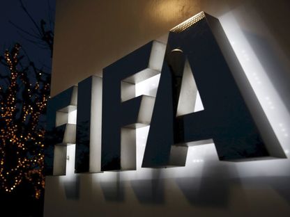 شعار الاتحاد الدولي لكرة القدم "فيفا" خارج مقره في زيوريخ بسويسرا - 17 ديسمبر 2015 - Reuters