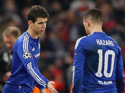 أوسكار لاعب وسط تشيلسي مع إيدين هازارد في مباراة باريس سان جيرمان بدوري أبطال أوروبا- 9 مارس 2016 - Reuters
