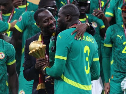مدرب السنغال، بابي ثياو، يحتفل مع كاليدو كوليبالي بالكأس بعد الفوز بكأس أمم إفريقيا على حساب المغرب - 18 يناير 2026 - Reuters