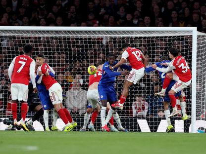 يايا توريه ينتقد التركيز على الركلات الثابتة في قمة أرسنال وتشيلسي