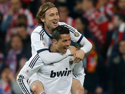 لوكا مودريتش يحتفل مع كريستيانو رونالدو زميله بريال مدريد بهدفه أمام أتلتيكو في نهائي كأس ملك إسبانيا - 17 مايو 2013 - Reuters