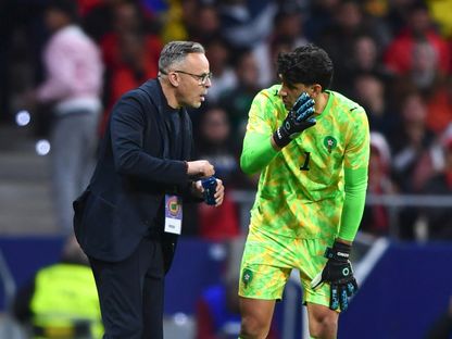 ياسين بونو ومدرب المغرب محمد وهبي خلال مباراة ودية ضد الإكوادور - 27 مارس 2026 - X/@EnMaroc