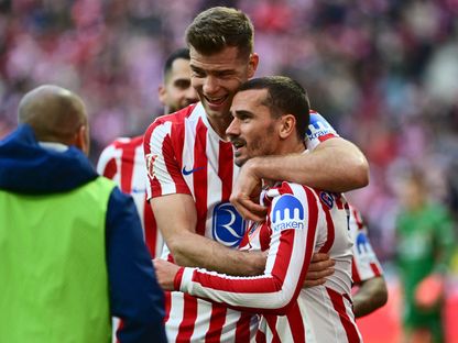 أنطوان غريزمان يحتفل مع ألكسندر سورلوث بتسجيله هدفاً لأتلتيكو مدريد في مرمى فالنسيا - 13 ديسمبر 2025 - REUTERS