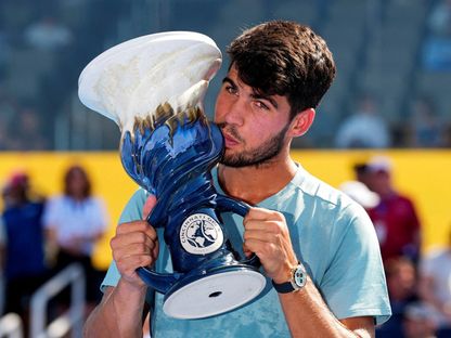 كارلوس ألكاراز يحتفل بعد تتويجه بلقب بطولة سينسيناتي للتنس - 18 أغسطس 2025 - REUTERS