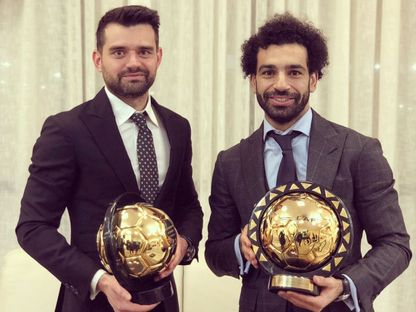 محمد صلاح (يمين) رفقة وكيله رامي عباس عيسى - حساب رامي عباس عيسى - تويتر